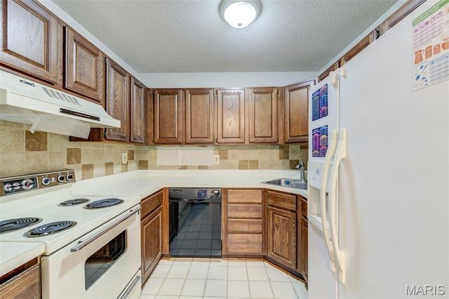 9039 W Swan Circle, Brentwood, MO 63144