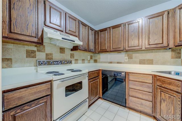 9039 W Swan Circle, Brentwood, MO 63144