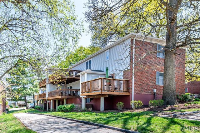 9039 W Swan Circle, Brentwood, MO 63144