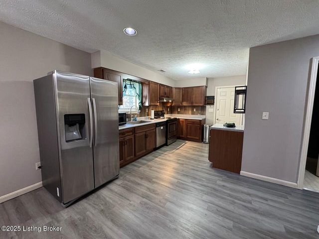 306 Valley View Dr, Radcliff, KY 40160