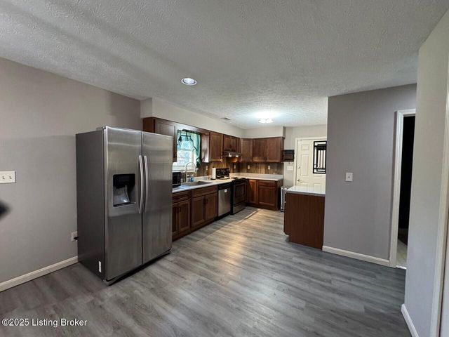 306 Valley View Dr, Radcliff, KY 40160