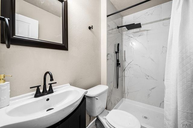 911 Candytuft Blvd, Pueblo, CO 81001