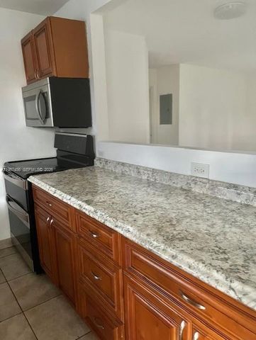 2746 Johnson St w, Hollywood, FL 33020