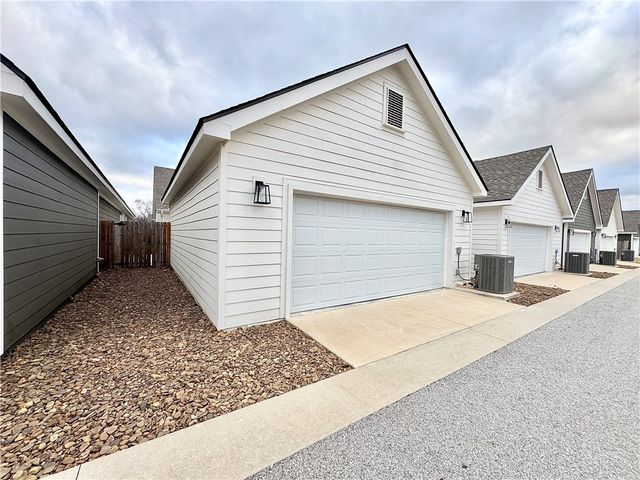 812 NE Heights Lane, Bentonville, AR 72712