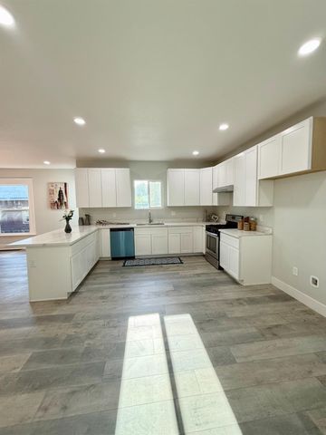 228 W Willow St, Stockton, CA 95203