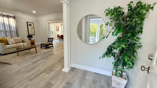 228 W Willow St, Stockton, CA 95203