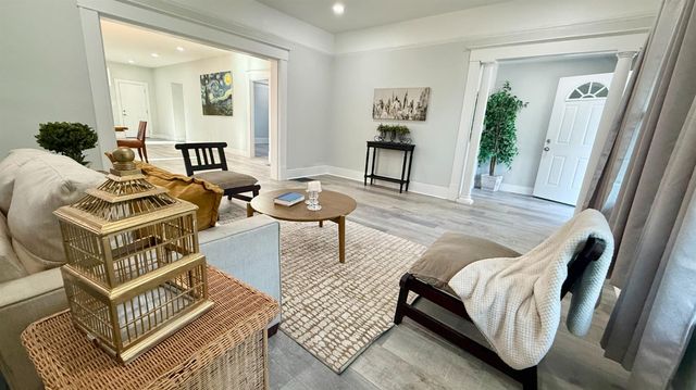 228 W Willow St, Stockton, CA 95203