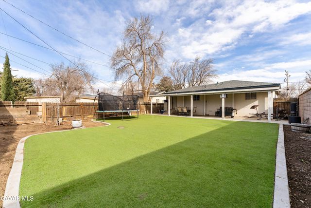 817 Oakwood Street, Tehachapi, CA 93561