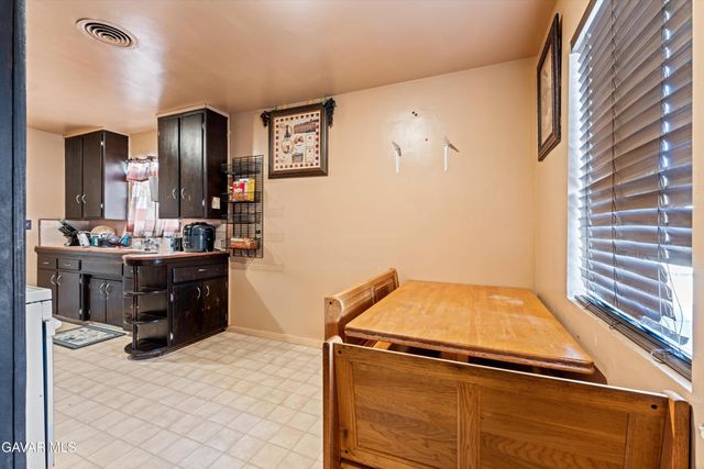 817 Oakwood Street, Tehachapi, CA 93561