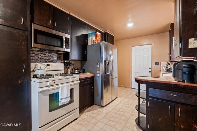 817 Oakwood Street, Tehachapi, CA 93561