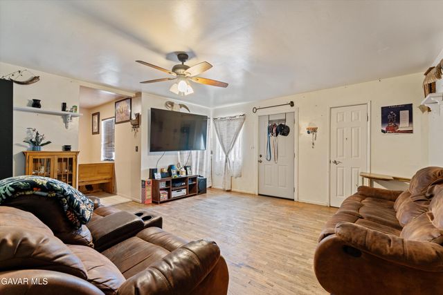 817 Oakwood Street, Tehachapi, CA 93561