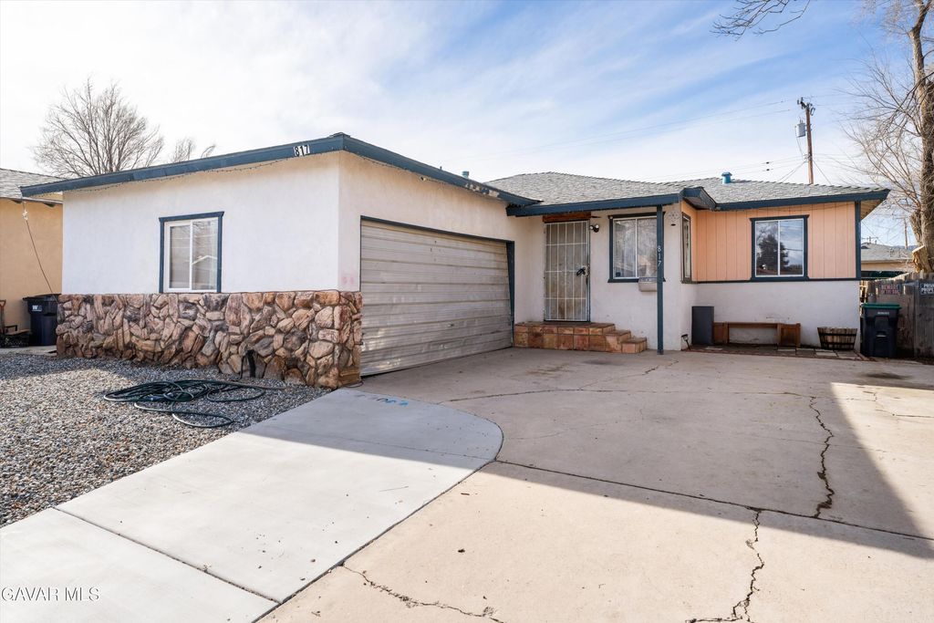 817 Oakwood Street, Tehachapi, CA 93561
