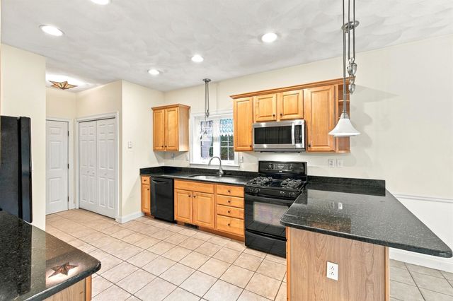 43 Sawgrass Circle, Londonderry, NH 03053