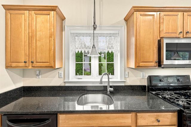 43 Sawgrass Circle, Londonderry, NH 03053