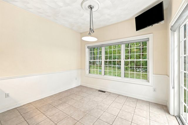 43 Sawgrass Circle, Londonderry, NH 03053