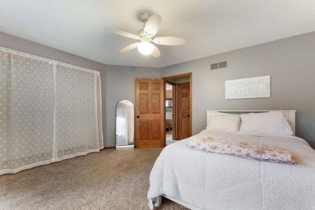 2114 Somerset COURT, Waukesha, WI 53186