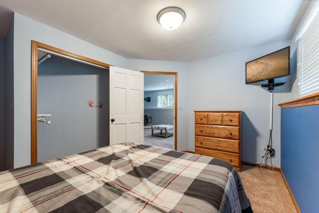 2114 Somerset COURT, Waukesha, WI 53186