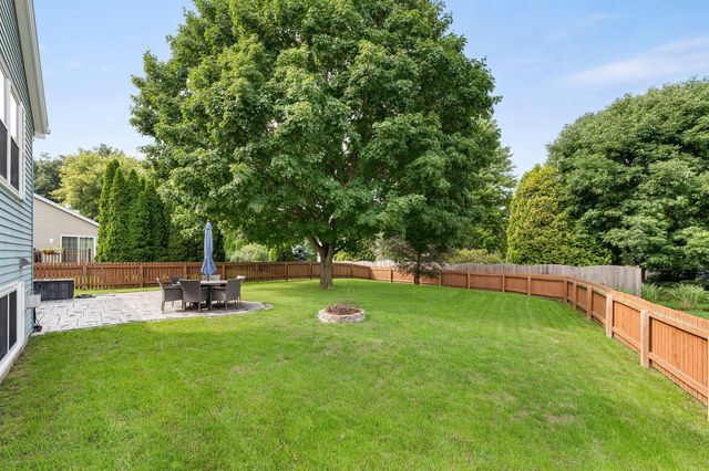 2114 Somerset COURT, Waukesha, WI 53186