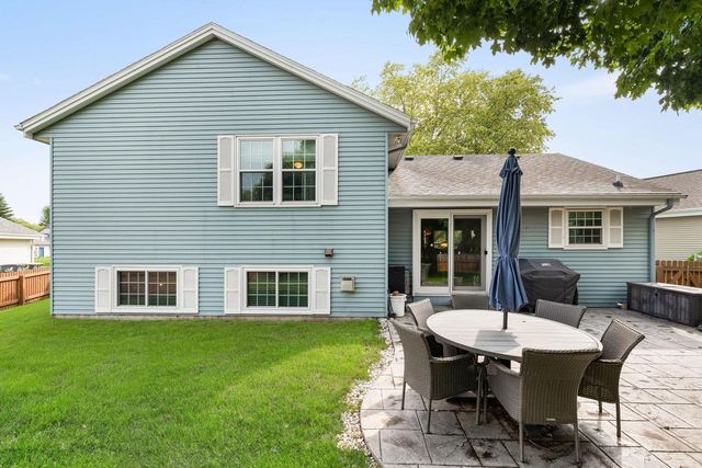 2114 Somerset COURT, Waukesha, WI 53186