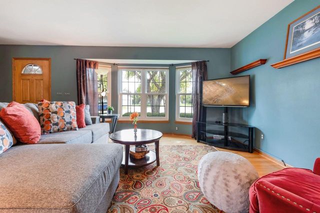 2114 Somerset COURT, Waukesha, WI 53186