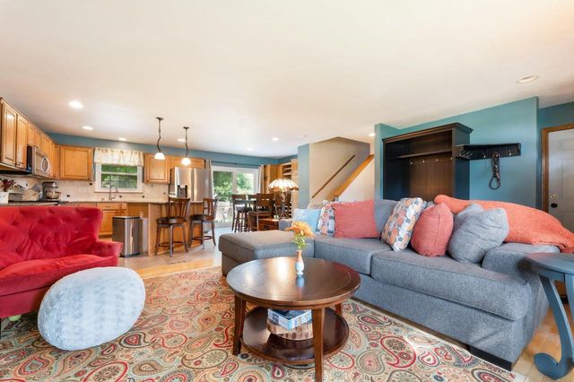 2114 Somerset COURT, Waukesha, WI 53186