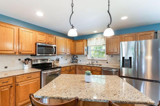 2114 Somerset COURT, Waukesha, WI 53186