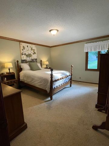 200 UPLAND Drive, Council Bluffs, IA 51503