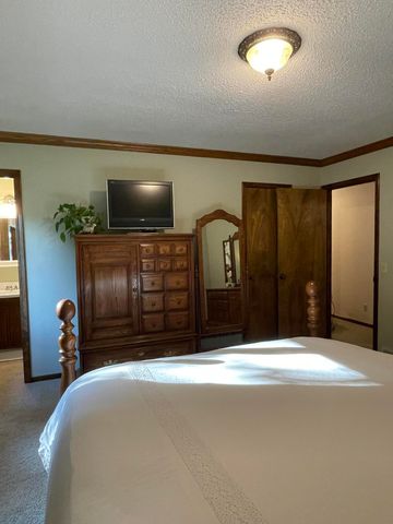 200 UPLAND Drive, Council Bluffs, IA 51503
