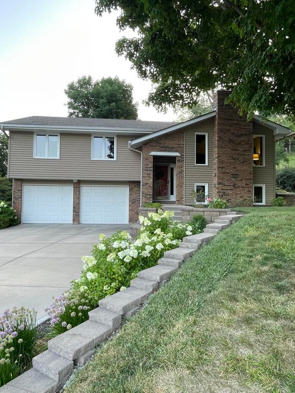 200 UPLAND Drive, Council Bluffs, IA 51503