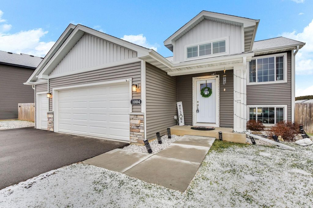 1004 Triumph Trail NE, Isanti, MN 55040