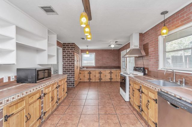 602 Everett Street, Conroe, TX 77301