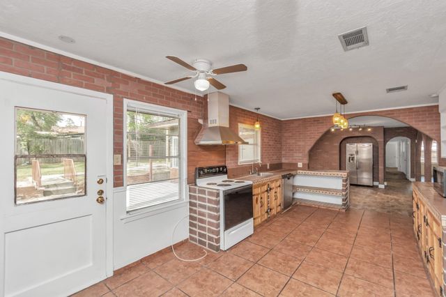 602 Everett Street, Conroe, TX 77301