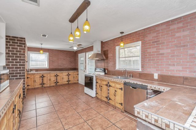602 Everett Street, Conroe, TX 77301