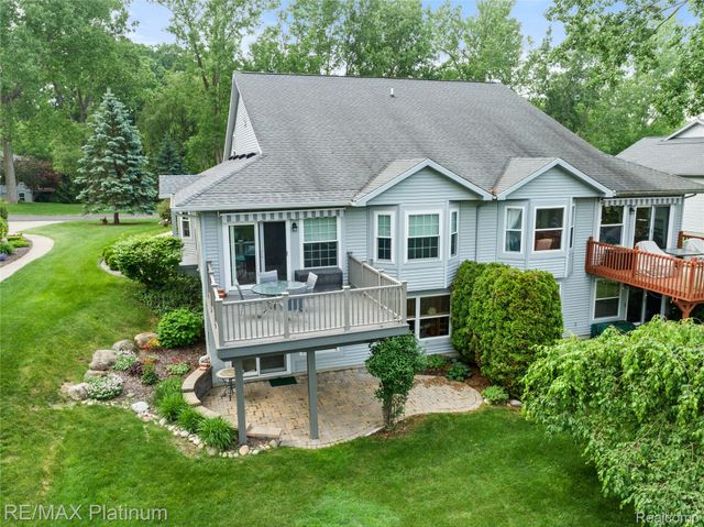 2336 Swans Cove 7, Fenton Charter Township, MI 48430