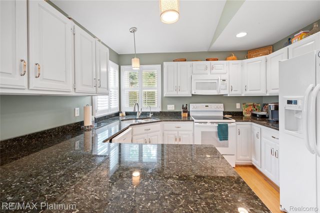 2336 Swans Cove 7, Fenton Charter Township, MI 48430