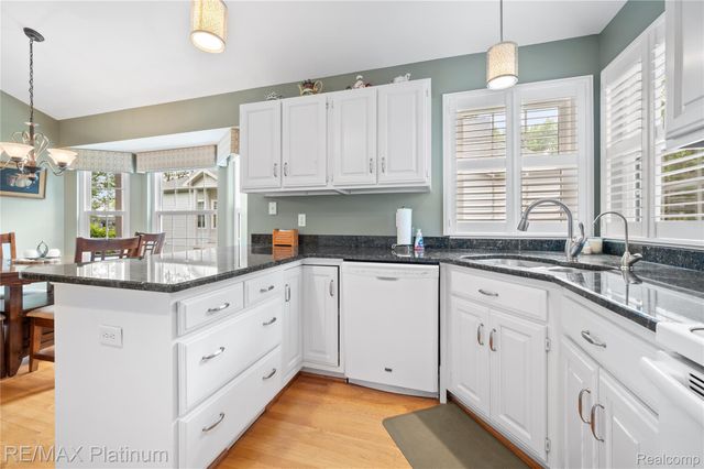 2336 Swans Cove 7, Fenton Charter Township, MI 48430