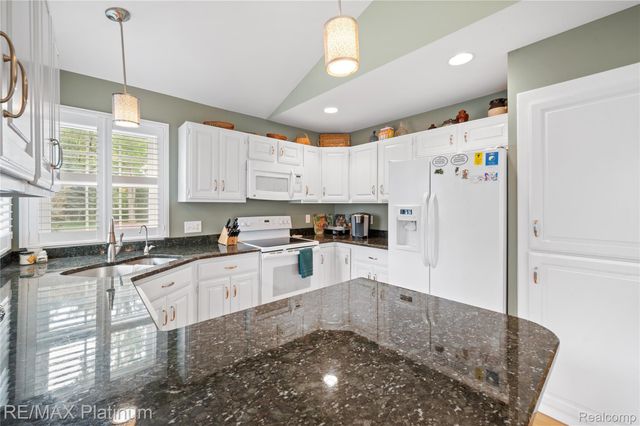 2336 Swans Cove 7, Fenton Charter Township, MI 48430