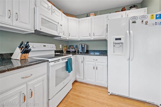 2336 Swans Cove 7, Fenton Charter Township, MI 48430
