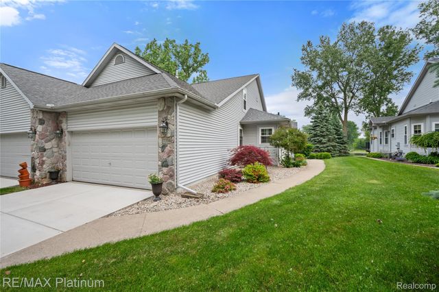 2336 Swans Cove 7, Fenton Charter Township, MI 48430