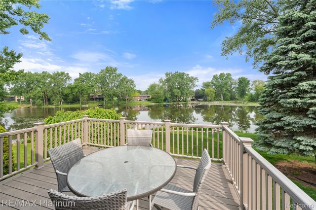 2336 Swans Cove 7, Fenton Charter Township, MI 48430