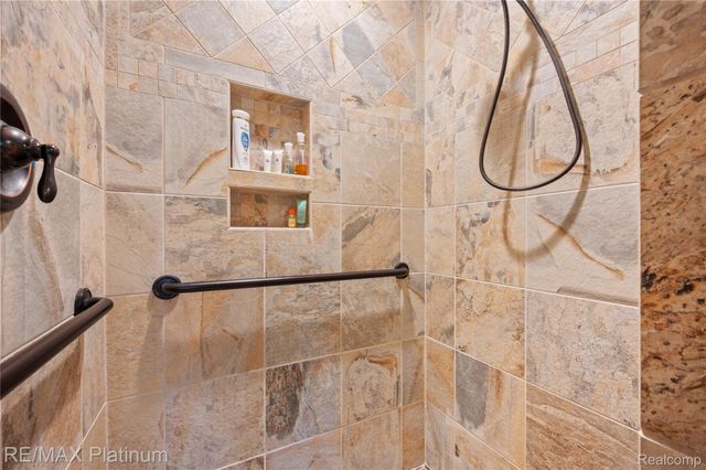 2336 Swans Cove 7, Fenton Charter Township, MI 48430