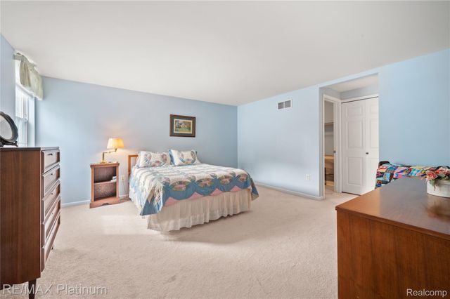 2336 Swans Cove 7, Fenton Charter Township, MI 48430