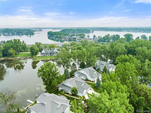 2336 Swans Cove 7, Fenton Charter Township, MI 48430