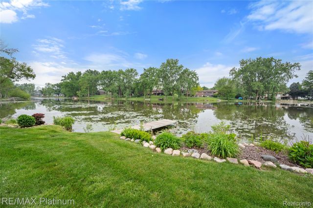 2336 Swans Cove 7, Fenton Charter Township, MI 48430