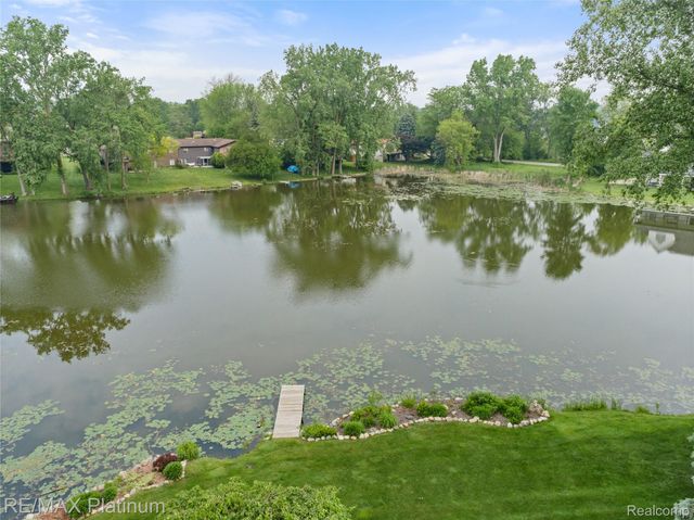 2336 Swans Cove 7, Fenton Charter Township, MI 48430
