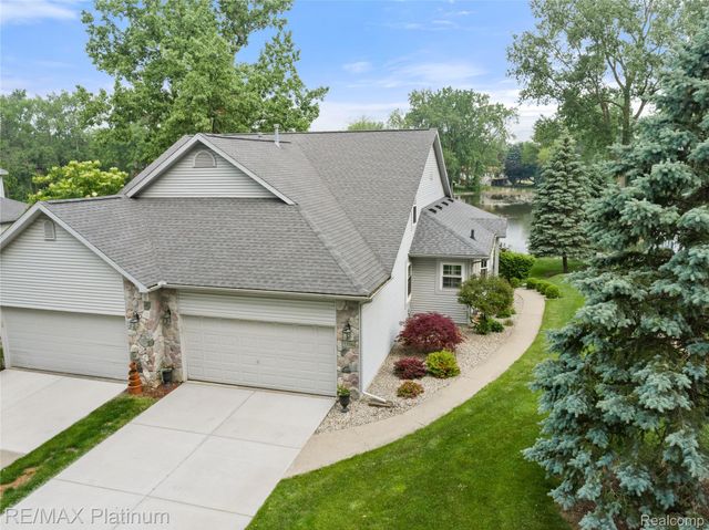 2336 Swans Cove 7, Fenton Charter Township, MI 48430