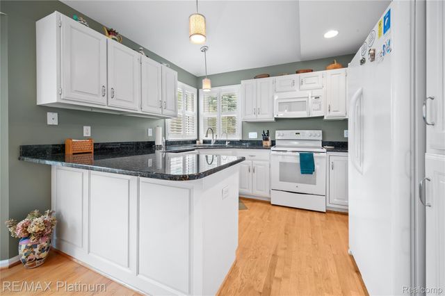 2336 Swans Cove 7, Fenton Charter Township, MI 48430
