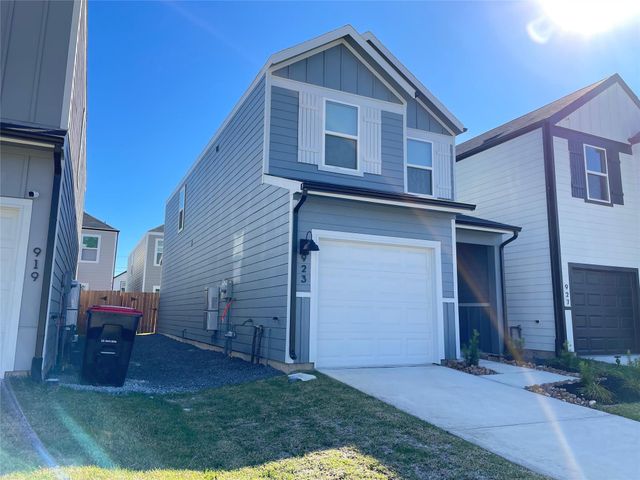 923 Moon Drop Lane, North Houston, TX 77090