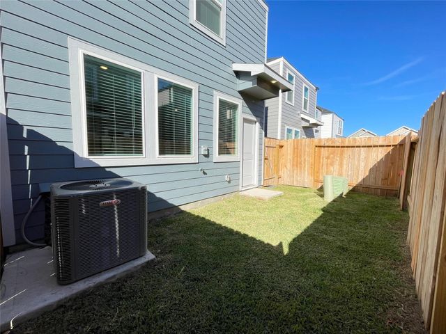 923 Moon Drop Lane, North Houston, TX 77090