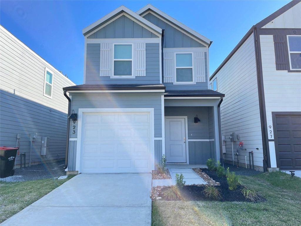 923 Moon Drop Lane, North Houston, TX 77090